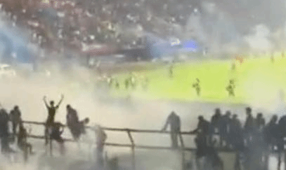 印尼一足球比赛后发生骚乱和踩踏事件 已致上百人死亡