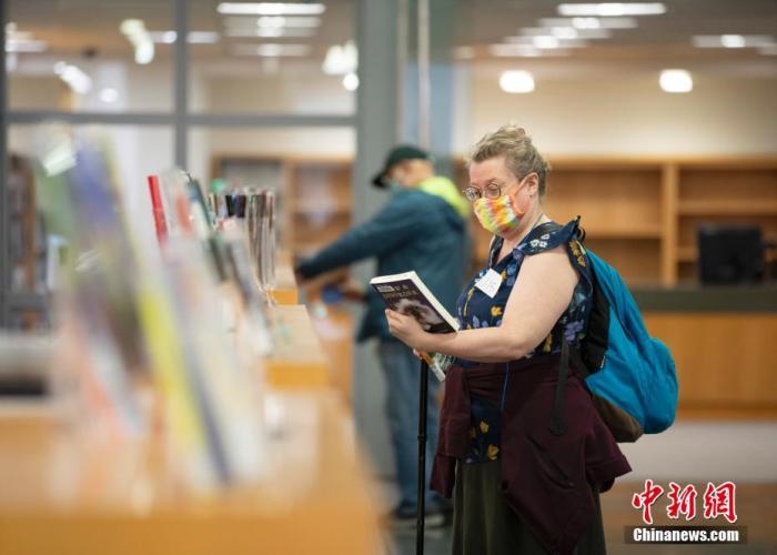 2021年5月3日，读者在美国加州旧金山公立图书馆总馆借阅图书。<a target='_blank' href='/'>中新社</a>记者 刘关关 摄