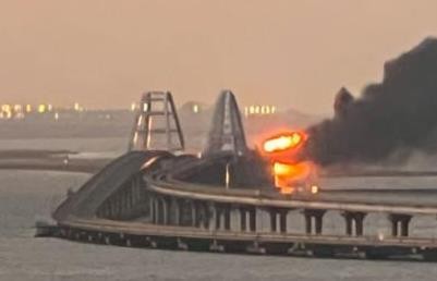 克里米亚大桥公路桥恢复通车 载重汽车需使用渡轮
