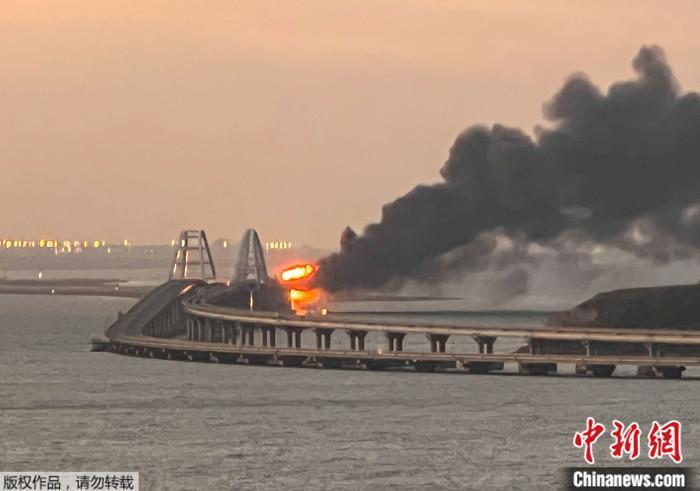 2022年10月8日,横跨刻赤海峡的克里米亚大桥发生火灾,部分路面损坏。 2022年10月8日,横跨刻赤海峡的克里米亚大桥发生火灾,部分路面损坏。