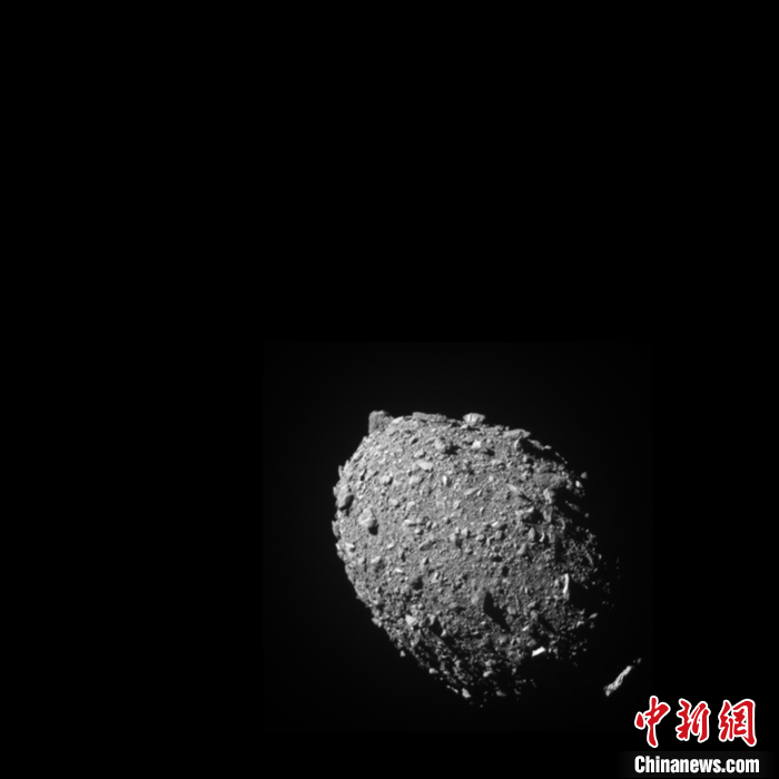 图为DART航天器所携设备拍摄的“迪莫弗斯”影像,此时距离撞击仅剩11秒。<a target='_blank' href='/'>中新社</a>发 NASAJohns Hopkins APL 供图 图为DART航天器所携设备拍摄的“迪莫弗斯”影像,此时距离撞击仅剩11秒。<a target='_blank' href='/'>中新社</a>发 NASAJohns Hopkins APL 供图