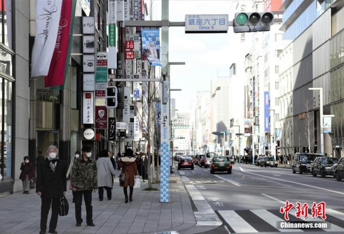 图为日本东京街头过马路的行人。<a target='_blank' href='/'>中新社</a>记者 吕少威 摄 图为日本东京街头过马路的行人。<a target='_blank' href='/'>中新社</a>记者 吕少威 摄