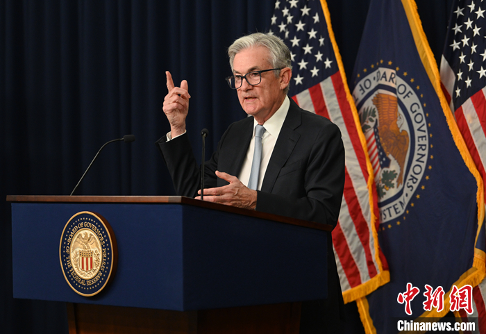 图为美联储主席鲍威尔当天出席记者会。 <a target='_blank' href='/'>中新社</a>记者 陈孟统 摄 图为美联储主席鲍威尔当天出席记者会。 <a target='_blank' href='/'>中新社</a>记者 陈孟统 摄