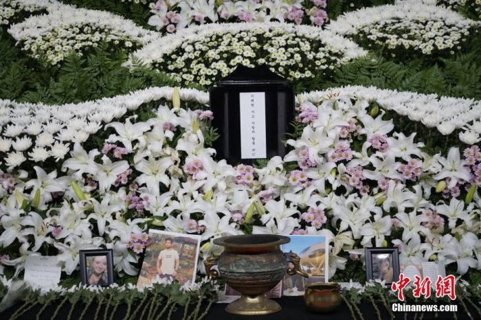 当地时间11月1日23时45分许,韩国民众在位于首尔广场的集体焚香所悼念梨泰院踩踏事故遇难者。 <a target='_blank' href='/'>中新社</a>记者 刘旭 摄 当地时间11月1日23时45分许,韩国民众在位于首尔广场的集体焚香所悼念梨泰院踩踏事故遇难者。 <a target='_blank' href='/'>中新社</a>记者 刘旭 摄