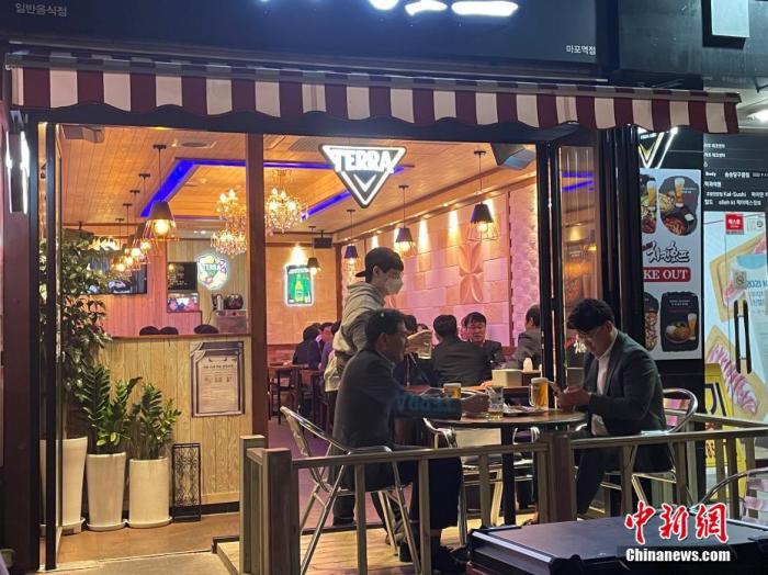 资料图：韩国市民在首尔麻浦区一餐厅用餐。 <a target='_blank' href='/'>中新社</a>记者 刘旭 摄
