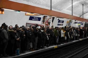 巴黎地铁线路遭遇大罢工 民众出行受影响