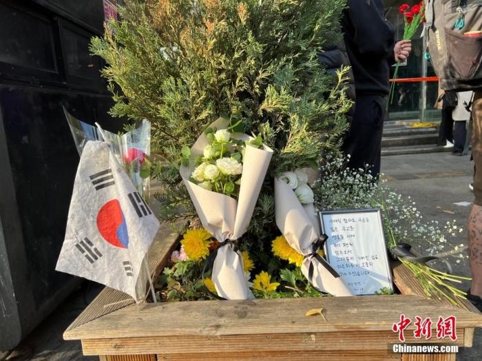 当地时间10月29日晚，韩国首尔龙山区梨泰院发生大规模踩踏事故。图为当地时间10月30日，有民众到事发地献花哀悼。 <a target='_blank' href='/'>中新社</a>记者 刘旭 摄