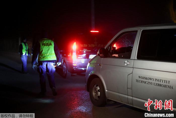 波兰爆炸发生后,警车驶过封锁线。 波兰爆炸发生后,警车驶过封锁线。