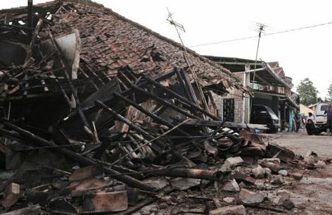 印尼西爪哇省发生5.6级地震 已致56人死亡700多人受伤