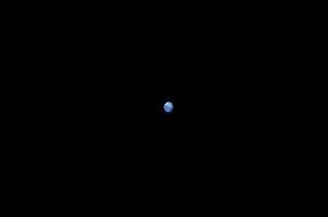 美国“猎户座”飞船抵达月球 发回“蓝色小圆点”照片