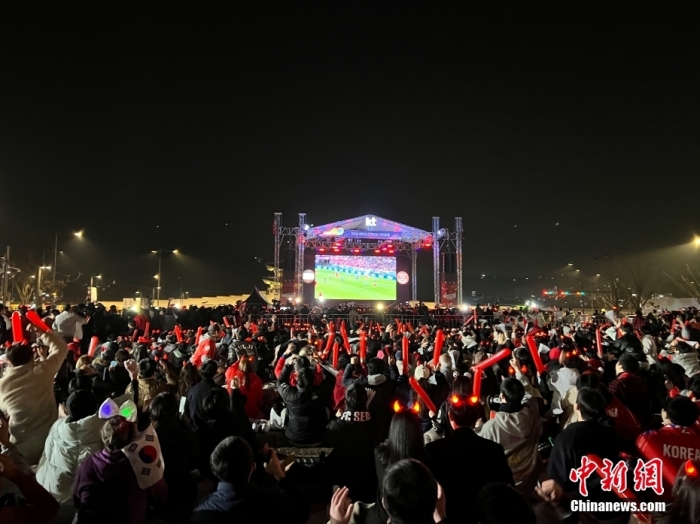 当地时间11月24日晚,大批球迷聚集在首尔光化门广场,为韩国队加油助威。当日,卡塔尔世界杯小组赛H组迎来首轮比赛,韩国队迎战南美劲旅乌拉圭队。 <a target='_blank' href='/'>中新社</a>记者 刘旭 摄 当地时间11月24日晚,大批球迷聚集在首尔光化门广场,为韩国队加油助威。当日,卡塔尔世界杯小组赛H组迎来首轮比赛,韩国队迎战南美劲旅乌拉圭队。 <a target='_blank' href='/'>中新社</a>记者 刘旭 摄