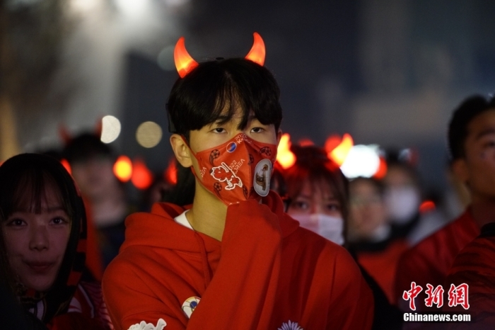 当地时间11月24日晚,大批球迷聚集在首尔光化门广场,为韩国队加油助威。当日,卡塔尔世界杯小组赛H组迎来首轮比赛,韩国队迎战南美劲旅乌拉圭队。 <a target='_blank' href='/'>中新社</a>记者 刘旭 摄 当地时间11月24日晚,大批球迷聚集在首尔光化门广场,为韩国队加油助威。当日,卡塔尔世界杯小组赛H组迎来首轮比赛,韩国队迎战南美劲旅乌拉圭队。 <a target='_blank' href='/'>中新社</a>记者 刘旭 摄
