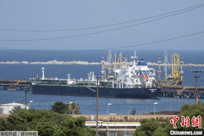 资料图：5月31日，一艘油轮停靠在位于意大利南部西西里岛的ISAB炼油厂码头。ISAB由俄罗斯跨国能源公司卢克石油公司持有。
