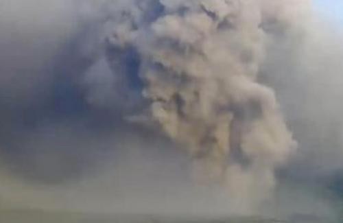 遮天蔽日！印尼塞梅鲁火山喷发 警戒级别调至最高