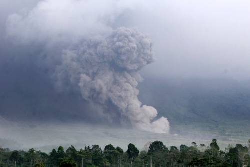 印尼国家抗灾署：塞梅鲁火山喷发不会在日本引发海啸