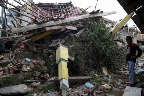 印尼展玉震后15天搜救继续 总统佐科第三次视察灾区