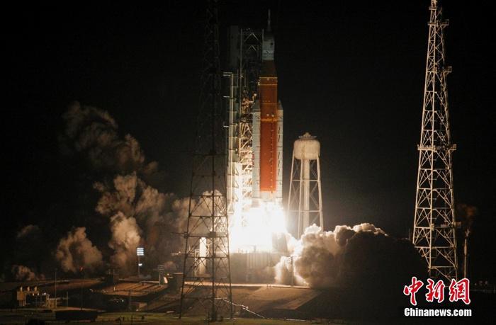 当地时间11月16日凌晨，搭载“猎户座”飞船的巨型探月火箭“太空发射系统”从美国佛罗里达州肯尼迪航天中心发射升空，开启“阿耳忒弥斯1号”无人绕月飞行测试任务。