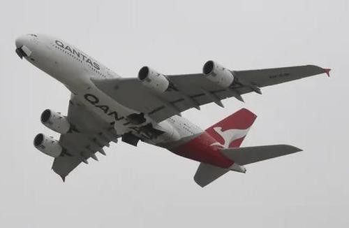 澳航一架A380客机因货舱冒烟在巴库机场紧急迫降