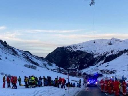 奥地利一滑雪场雪崩致10人被埋 仍有2人失踪