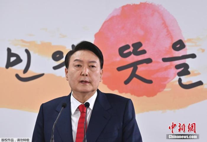 当地时间3月20日,韩国当选总统尹锡悦举行总统职务交接委员会挂牌成立后的首次记者会,并公开《青瓦台总统办公室搬迁方案》。尹锡悦宣布,将会把总统办公室迁至国防部大楼。 当地时间3月20日,韩国当选总统尹锡悦举行总统职务交接委员会挂牌成立后的首次记者会,并公开《青瓦台总统办公室搬迁方案》。尹锡悦宣布,将会把总统办公室迁至国防部大楼。