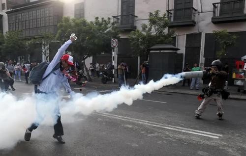 示威引发冲突致20多人死亡 秘鲁总统要求调查