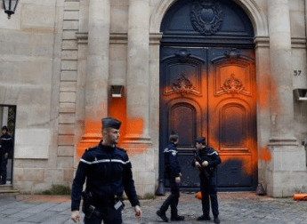 两名环保人士向法国总理府大门喷涂油漆被逮捕