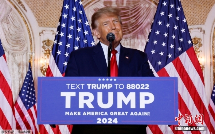 当地时间2022年11月15日,美国前总统特朗普在佛罗里达州海湖庄园发表演讲,正式宣布将参加2024年美国总统大选。据美媒报道,特朗普已正式提交文件加入2024年总统竞选。这是特朗普第三次发起美国总统竞选活动。 当地时间2022年11月15日,美国前总统特朗普在佛罗里达州海湖庄园发表演讲,正式宣布将参加2024年美国总统大选。据美媒报道,特朗普已正式提交文件加入2024年总统竞选。这是特朗普第三次发起美国总统竞选活动。