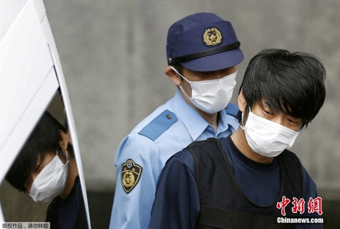 当地时间7月10日上午9时左右,日本警方将罪名改为杀人嫌疑将41岁的山上徹也移交奈良县地方检察院。因枪击日本前首相安倍晋三,山上徹也于7月8日因涉嫌杀人未遂被捕。 当地时间7月10日上午9时左右,日本警方将罪名改为杀人嫌疑将41岁的山上徹也移交奈良县地方检察院。因枪击日本前首相安倍晋三,山上徹也于7月8日因涉嫌杀人未遂被捕。