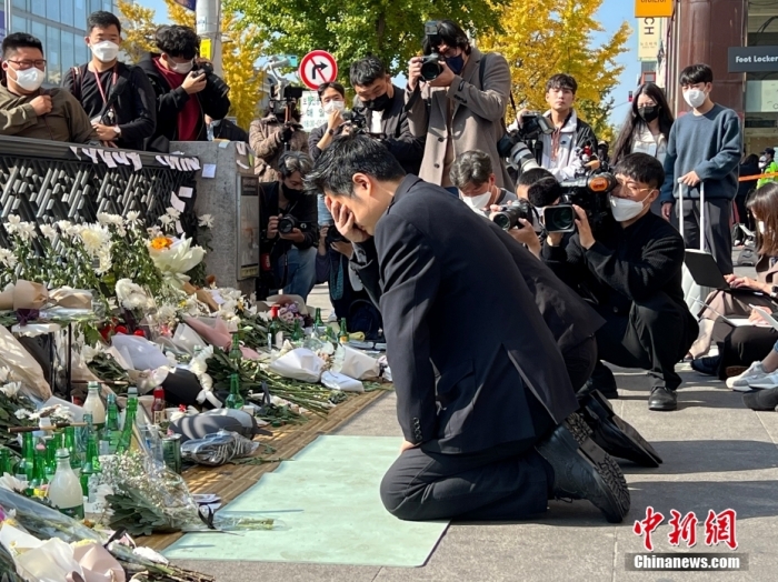 当地时间2022年10月31日，韩国首尔市龙山区梨泰院站1号口，汉密尔顿酒店楼下，民众送来鲜花和祭品悼念遇难者。29日晚间，首尔市龙山区梨泰院发生严重踩踏事故，截至当地时间31日6时，首尔踩踏事故已造成154人遇难，149人受伤，其中33人重伤，116人轻伤。<a target='_blank' href='/'>中新社</a>记者 刘旭 摄