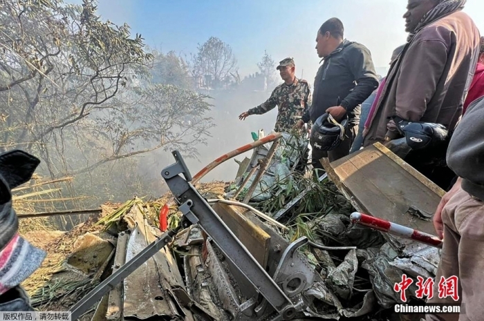 综合外媒报道，当地时间1月15日上午，尼泊尔雪人航空公司一架从加德满都飞往博克拉的客机在博克拉旧机场和新机场之间的位置坠毁，机上载有68名乘客和4名机组人员。图为事发现场。