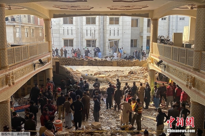 当地时间1月30日,巴基斯坦白沙瓦一座清真寺发生爆炸。从现场画面中可以看到,清真寺的一面墙壁已完全被毁,室内也是一片狼藉。 当地时间1月30日,巴基斯坦白沙瓦一座清真寺发生爆炸。从现场画面中可以看到,清真寺的一面墙壁已完全被毁,室内也是一片狼藉。