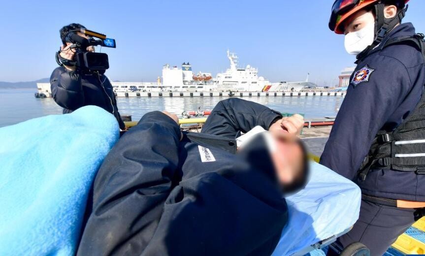 韩国一艘渔船倾覆致9人失踪