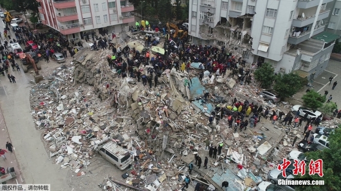 中国地震台网正式测定:2月6日18时24分在土耳其附近发生7.8级地震,震源深度20千米。此前消息显示,土耳其6日早些时候发生的7.8级强震,已致土叙两国至少1200人遇难,近3000人受伤。图为当地时间2月6日,土耳其阿达纳,救援人员在废墟中搜救。 中国地震台网正式测定:2月6日18时24分在土耳其附近发生7.8级地震,震源深度20千米。此前消息显示,土耳其6日早些时候发生的7.8级强震,已致土叙两国至少1200人遇难,近3000人受伤。图为当地时间2月6日,土耳其阿达纳,救援人员在废墟中搜救。