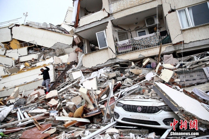 当地时间6日,土耳其发生7.8级地震,图为土耳其哈塔伊,倒塌的建筑物与受损车辆。图/视觉中国 当地时间6日,土耳其发生7.8级地震,图为土耳其哈塔伊,倒塌的建筑物与受损车辆。图/视觉中国
