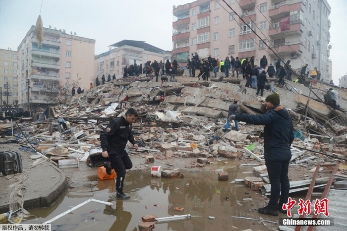 当地时间2月6日凌晨,土耳其南部地区发生7.8级地震,土图为地震救援现场。 当地时间2月6日凌晨,土耳其南部地区发生7.8级地震,土图为地震救援现场。