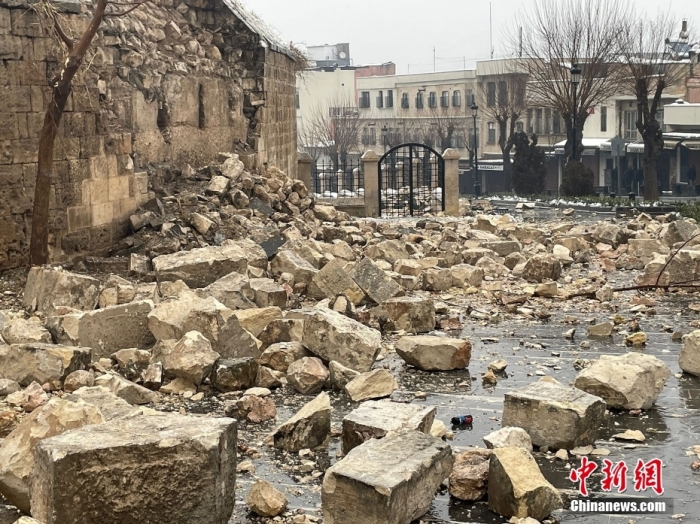 图为土耳其加济安泰普城堡,墙壁在地震中变成一地碎砖。该古堡有数千年历史,最早建于公元2至4世纪的罗马时期,当时是一座瞭望塔。图/视觉中国 图为土耳其加济安泰普城堡,墙壁在地震中变成一地碎砖。该古堡有数千年历史,最早建于公元2至4世纪的罗马时期,当时是一座瞭望塔。图/视觉中国