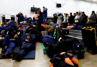 土耳其机场睡满避难者 百余人裹着毯子躺在候机室