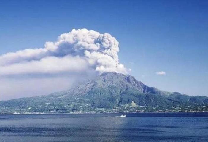 日本九州地区多个火山口喷发