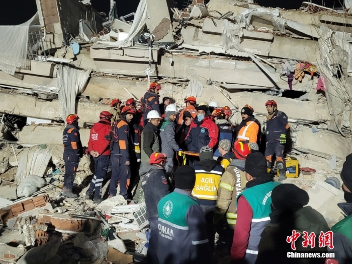 当地时间2月8日下午6时许,土方营救人员联系中国救援队,在哈塔伊省安塔基亚市的倒塌房屋中发现一名孕妇,中国救援队随即到现场进行救援评估共同制定营救方案,全程提供专家指导与技术装备支持,中土救援队通力合作,于2月9日凌晨1点30分成功从废墟中营救出该孕妇。 据悉,8日抵达阿达纳国际机场后,中国救援队一刻没有停歇,经5小时车程,赶到土耳其受灾严重的哈塔伊省安塔基亚市,会同中国驻土耳其大使馆工作人员与当地政府协调沟通,开展营地选址与搭建、现场实地踏勘等工作,立即投入国际人道主义救援。应急管理部 供图 当地时间2月8日下午6时许,土方营救人员联系中国救援队,在哈塔伊省安塔基亚市的倒塌房屋中发现一名孕妇,中国救援队随即到现场进行救援评估共同制定营救方案,全程提供专家指导与技术装备支持,中土救援队通力合作,于2月9日凌晨1点30分成功从废墟中营救出该孕妇。 据悉,8日抵达阿达纳国际机场后,中国救援队一刻没有停歇,经5小时车程,赶到土耳其受灾严重的哈塔伊省安塔基亚市,会同中国驻土耳其大使馆工作人员与当地政府协调沟通,开展营地选址与搭建、现场实地踏勘等工作,立即投入国际人道主义救援。应急管理部 供图
