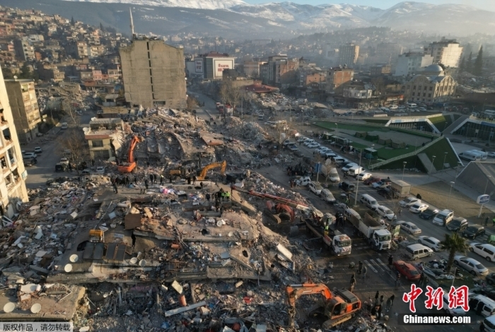 据英国天空新闻网当地时间2月9日报道，目前，土耳其南部强烈地震已致土耳其、叙利亚两国15865人遇难，其中土耳其至少有12873人遇难。地震导致卡赫拉曼马拉什省的蒂尔克奥卢地区大批房屋受损，很多建筑物已经完全被摧毁。图为当地时间2月9日，航拍土耳其卡赫拉曼马拉什受灾地区。