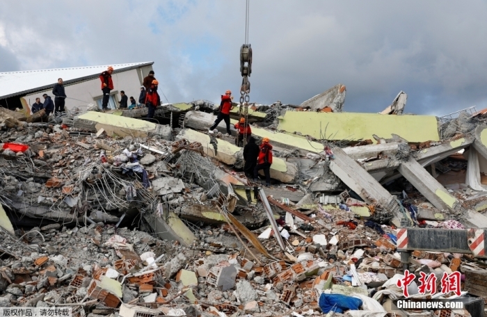 据美国有线电视新闻网(CNN)最新报道,土耳其7.8级强震及多次余震已造成土耳其和叙利亚两国逾2.4万人死亡。图为当地时间2月7日,土耳其加济安泰普,救援人员在废墟中搜寻幸存者。 据美国有线电视新闻网(CNN)最新报道,土耳其7.8级强震及多次余震已造成土耳其和叙利亚两国逾2.4万人死亡。图为当地时间2月7日,土耳其加济安泰普,救援人员在废墟中搜寻幸存者。