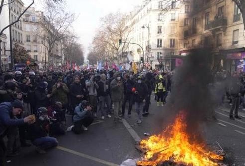 焚烧汽车、暴发冲突！法国第四轮抗议 近百万人罢工