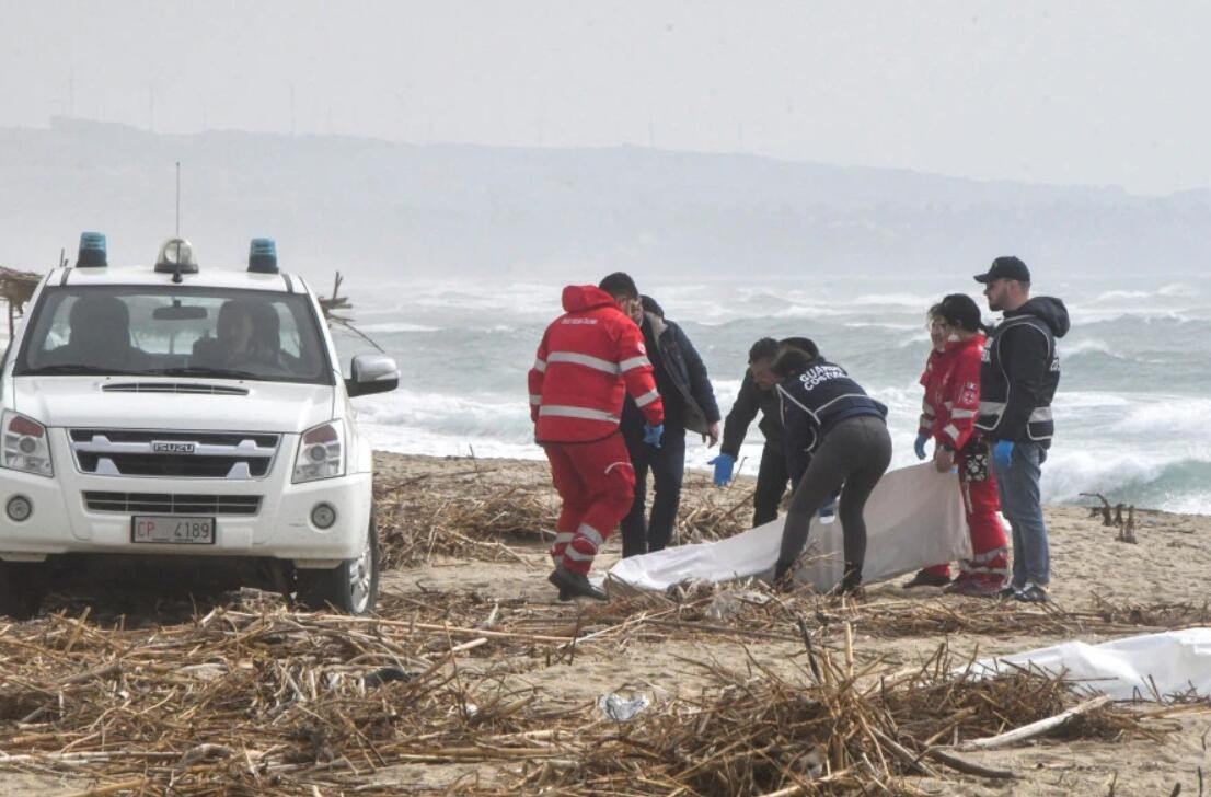 一艘移民船在意大利南部海域沉没 至少40人丧生