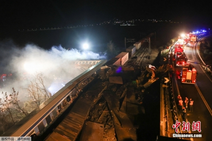 当地时间2月28日,一辆客运列车和一辆货运列车在希腊中部拉里萨市附近相撞。希腊消防部门当地时间3月1日表示,事故已造成至少26人死亡,超过85人受伤。图为救援人员抵达事故现场。 当地时间2月28日,一辆客运列车和一辆货运列车在希腊中部拉里萨市附近相撞。希腊消防部门当地时间3月1日表示,事故已造成至少26人死亡,超过85人受伤。图为救援人员抵达事故现场。