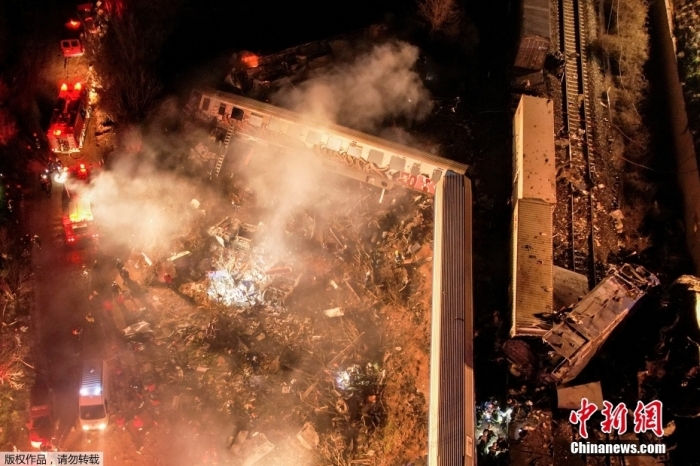 当地时间2月28日,一辆客运列车和一辆货运列车在希腊中部拉里萨市附近相撞。希腊消防部门当地时间3月1日表示,事故已造成至少26人死亡,超过85人受伤。图为航拍事故现场。 当地时间2月28日,一辆客运列车和一辆货运列车在希腊中部拉里萨市附近相撞。希腊消防部门当地时间3月1日表示,事故已造成至少26人死亡,超过85人受伤。图为航拍事故现场。