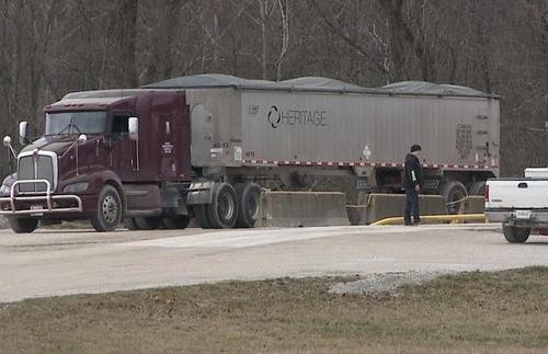 美国“毒列车”污染物被运到印第安纳州 当地居民愤怒大喊