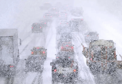 美国东北部遭大雪袭击：数万户停电 数千航班取消