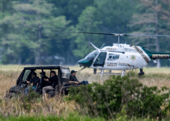 美国一警用直升机追捕嫌犯时坠毁 两名警察当场身亡