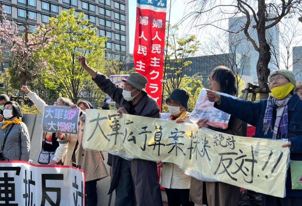 日本参议院通过史上最高防卫预算 民众举行抗议集会
