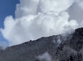 俄罗斯希韦卢奇火山喷发 喷发地区持续狂风暴雪